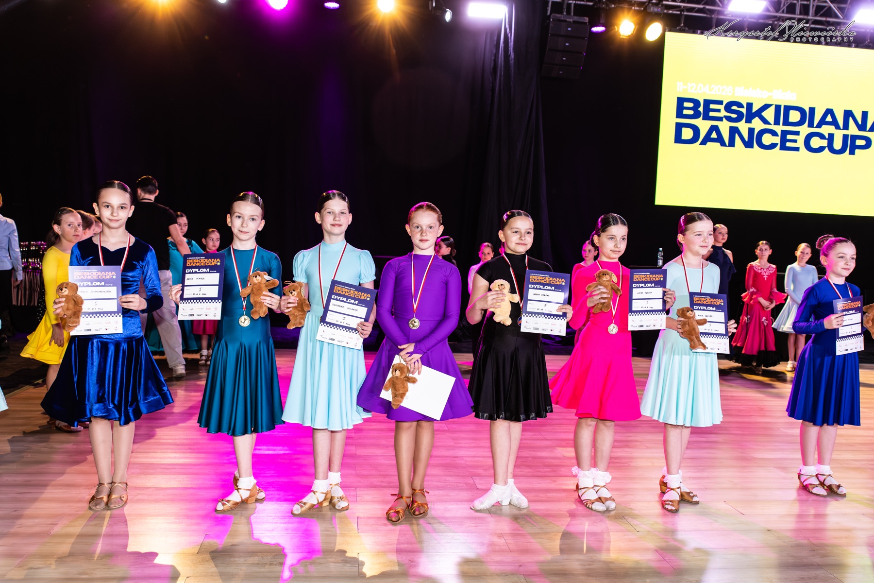 Uczestnicy Beskidiana Dance Cup podczas dekoracji na scenie